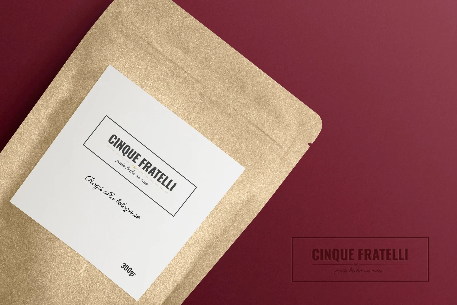 Bolsa de pasta fresca Cinque Fratelli con etiqueta minimal sobre fondo rojo