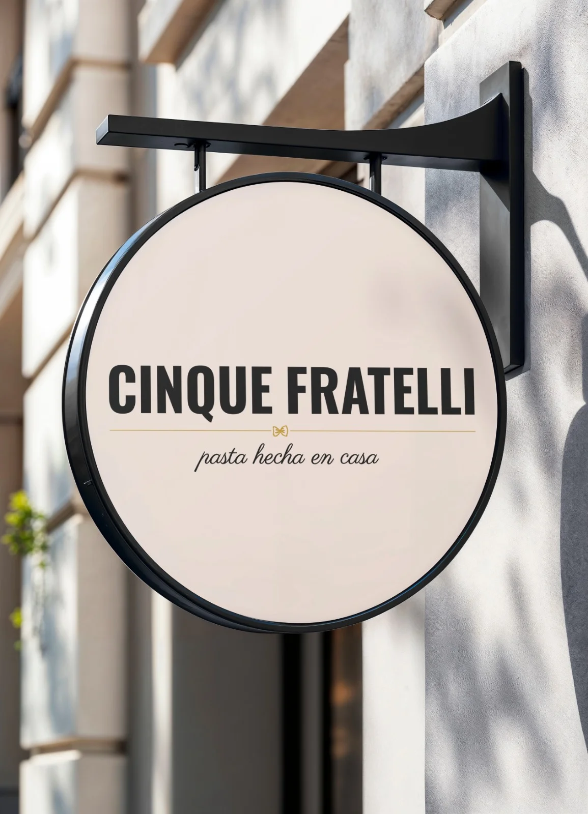 Cartel circular de Cinque Fratelli en fachada, con tipografía artesanal y lema pasta hecha en casa