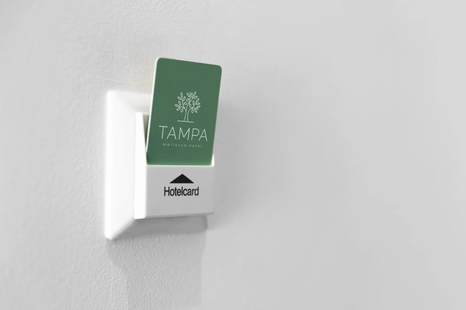 Tarjeta llave del Hotel Tampa con identidad visual aplicada en acceso a habitación