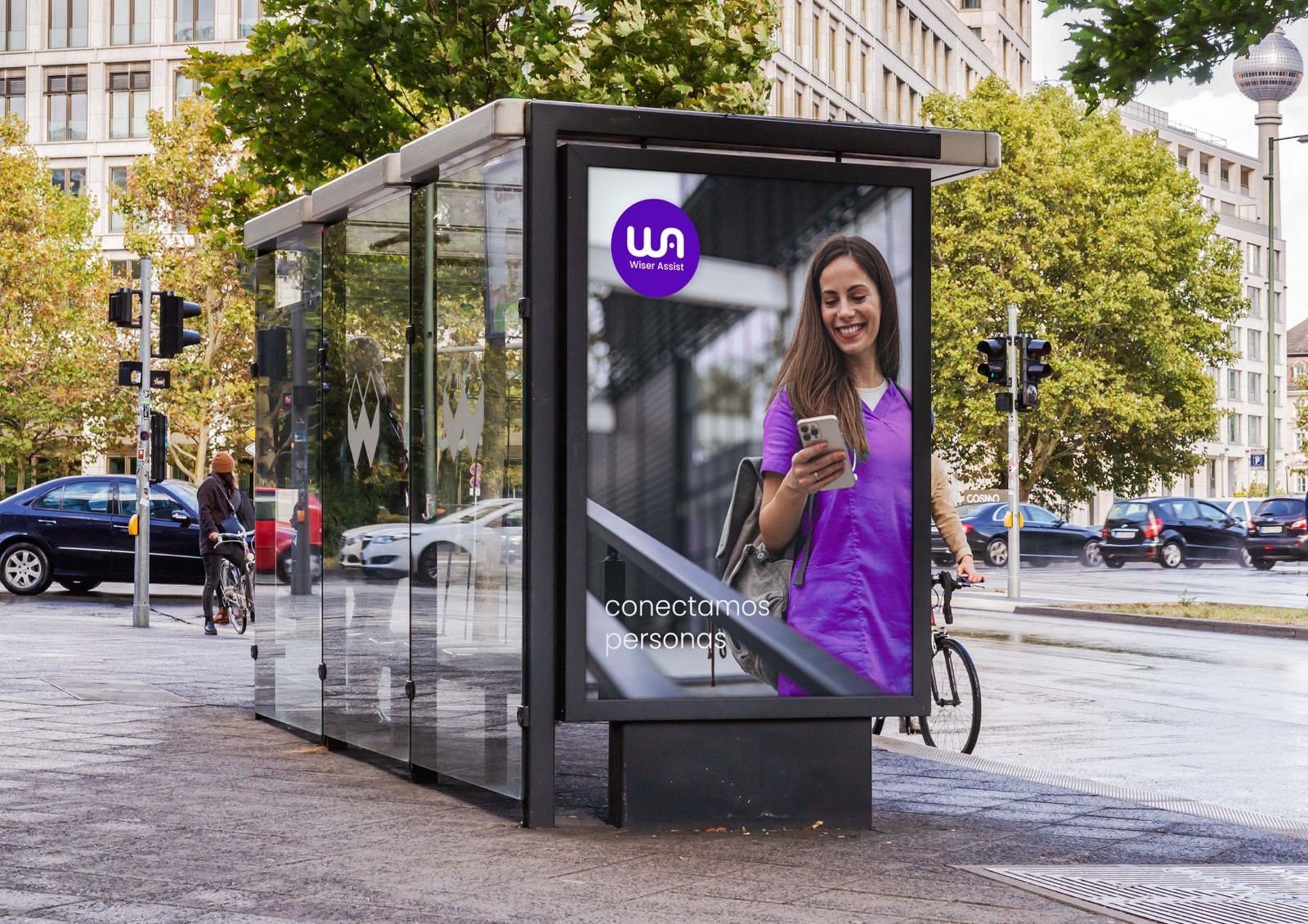 Aplicación de la marca Wiser Assist en publicidad exterior en parada de autobús