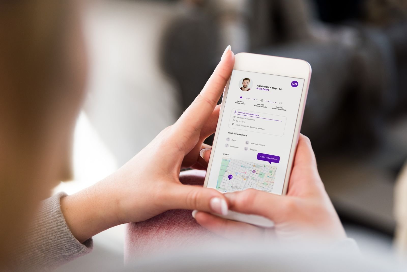 Uso de la aplicación web Wiser Assist en un dispositivo móvil mostrando el perfil de un profesional